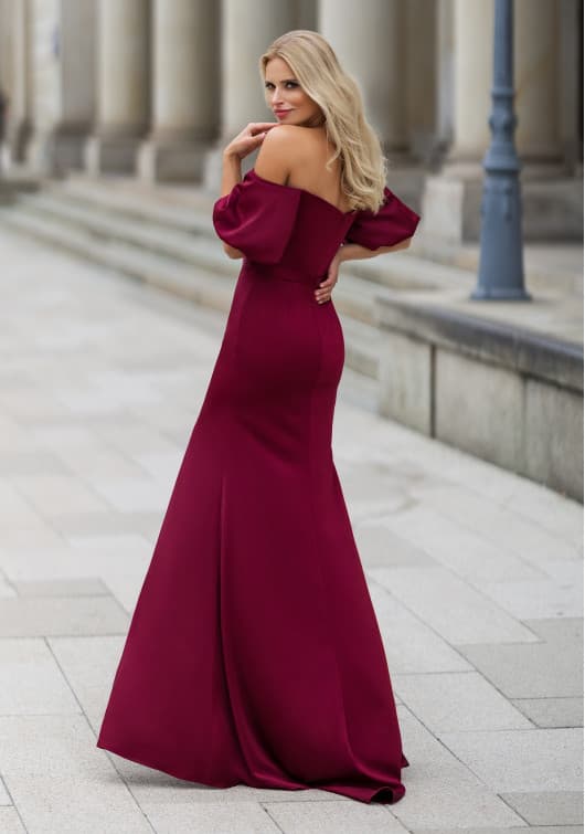 fliessendes-abendkleid-mit-puff-armeln-in-rio-red2